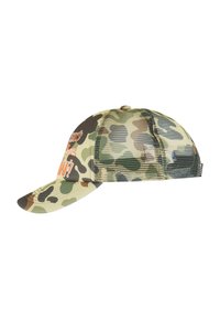 Camo-mønstret caps med buet skygge, mesh bak og oransje grafisk tekst på forsiden. Laget av tekstilmateriale i nyanser av grønn og brun.