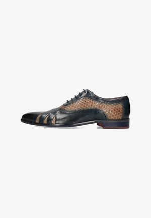 Zapato de cuero negro con acentos trenzados en marrón, punta afilada, diseño de cordones y un tacón bajo de tono azul, con detalles troquelados en la parte superior.