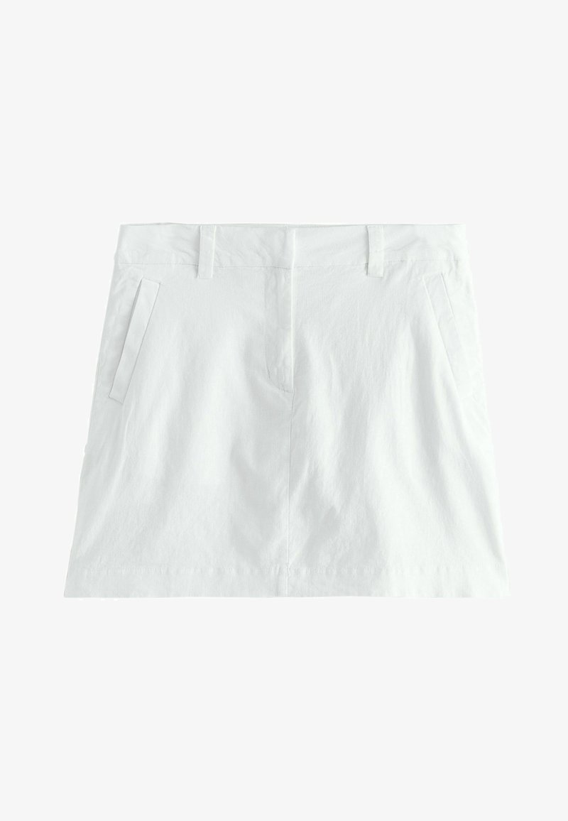 Jupe trapèze blanche avec poches latérales et passants pour ceinture, détail de couture avant, en tissu léger.