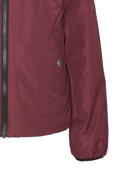 Giacca bordeaux con una texture liscia e lucida. Presenta una cerniera nera e una tasca laterale con chiusura a bottone. Le maniche sono leggermente gonfie.