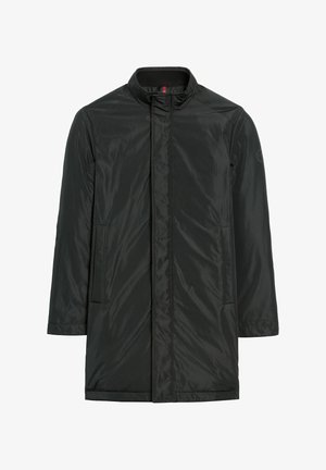 Czarny, lekki płaszcz z gładkiego nylonu, z wysokim kołnierzem, dwiema bocznymi kieszeniami i prostym krojem. Brak widocznych ozdób.