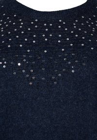 Marinblå stickad tröja med ett strukturerat mönster och spridda paljetter på det övre avsnittet, med en ribbad rund halsringning.