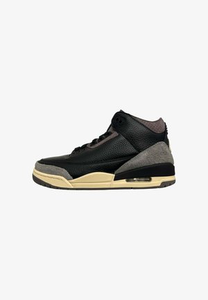 Sneaker alta in pelle nera, con accenti in suede grigio e suola intermedia crema con ammortizzazione ad aria visibile. Dettagli perforati sul colletto.