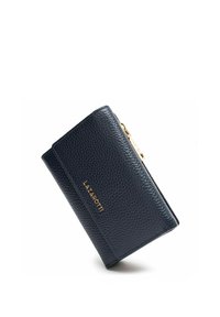 Cartera de cuero azul marino con acabado texturizado, que presenta un logo dorado y un cierre con cremallera. Forma rectangular con un perfil delgado.