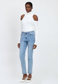 INFLUENCER OFF-SHOULDER - Maglione - milk