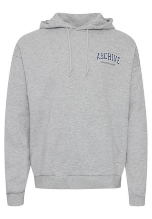 Pelēka kapuces džemperis no kokvilnas maisījuma, ar priekšējo kangaroo kabatu, ribotām piedurknēm un „ARCHIVE” logo tumši zilā krāsā.