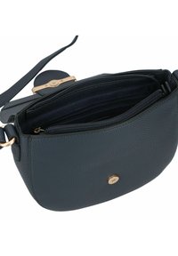 Borsa a tracolla in pelle nera texturizzata con chiusura a bottone dorato, scomparto con zip aperta e tracolla regolabile su uno sfondo bianco.