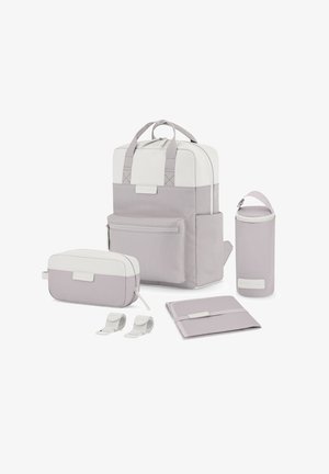 Setti vaaleanharmaa ja valkoinen reppu, joka sisältää repun, lounaskassin, sylinterimäisen pidikkeen, pienemmän pussin ja hihnat, joissa on sileä kangas ja vetoketjukiinnitykset.