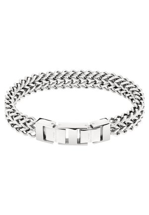 Dickes silbernes Kettenarmband mit ineinander verflochtenen Gliedern und einem rechteckigen, polierten Verschluss in der Mitte, vor weißem Hintergrund.