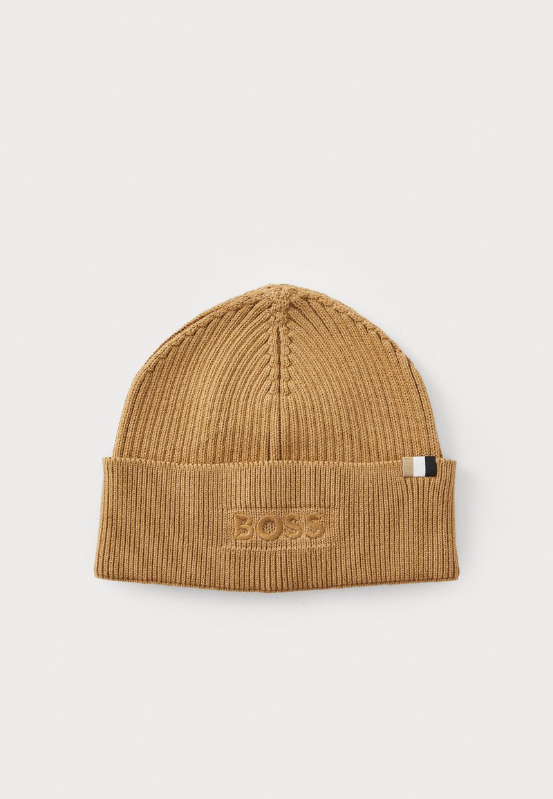 Gorro de malha na cor castanho claro com textura canelada, apresentando um logótipo bordado e um pequeno detalhe riscado de lado.