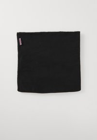 Tissu en polaire noir, carré, avec une texture douce et une petite étiquette rouge sur un bord. Design plat sans motifs ni embellissements.