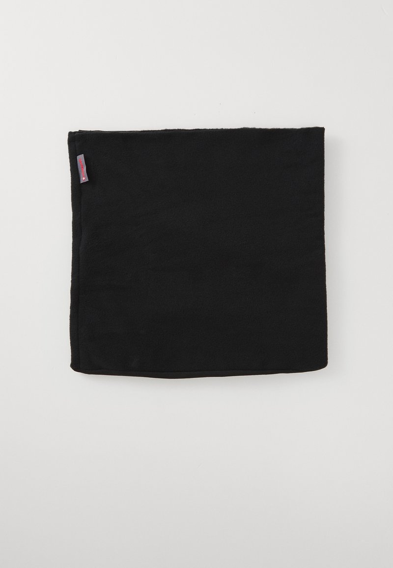 Tissu en polaire noir, carré, avec une texture douce et une petite étiquette rouge sur un bord. Design plat sans motifs ni embellissements.