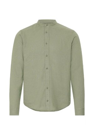 helehele rohelise tooniga pikkade varrukatega särk mandariinkaeluse ja eessete nööpidega, näidatud lamedalt valgel taustal.