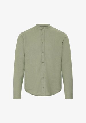 helehele rohelise tooniga pikkade varrukatega särk mandariinkaeluse ja eessete nööpidega, näidatud lamedalt valgel taustal.