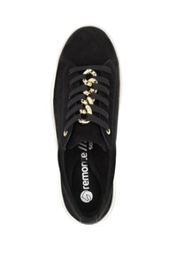 Baskets en suede noir avec matériel doré, présentant un design à lacets, une semelle en caoutchouc blanche et une semelle intérieure rembourrée avec logo.