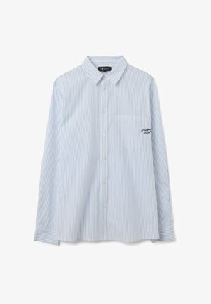Camicia azzurro chiaro con righe bianche verticali sottili. Presenta una tasca sul petto e del testo ricamato nella zona della tasca.