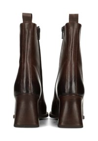 Par de botines de cuero marrón oscuro con tacones de bloque y cremalleras laterales, vistos desde atrás.