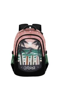 Mochila con un diseño rosa y negro, que presenta palmeras, tablas de surf y olas en la parte frontal; incluye bolsillos laterales de malla negra.