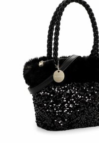 Zwarte handtas met een textuur van bont aan de bovenkant, een onderkant met pailletten, gevlochten handvatten en een zilveren metalen label.