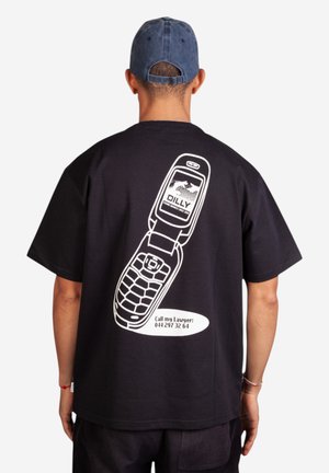 Sort t-shirt med et hvidt grafisk billede af en flip phone på ryggen, med teksten "DILLY" og "Ring til min advokat: 044 297 32 64".