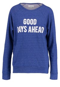 Sudadera azul con mangas largas, escote redondo y puños acanalados. Presenta el texto blanco "BUENOS DÍAS POR DELANTE" en el frente. Tejido texturizado.