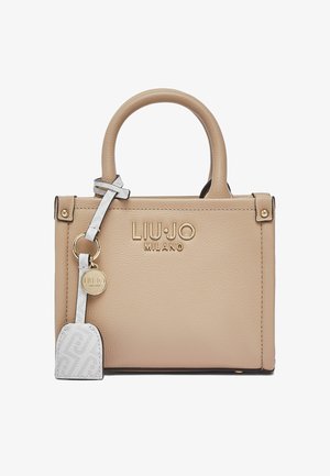 Beežikujuline Liu Jo Milano käsikott ülaosas käepidemetega, kuldse logoga ning kinnitatud valge nahast sildiga, mille küljes on ümmargune kuldne ripats.