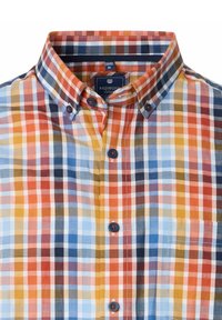 Kortærmet ternet skjorte med et flerfarvet plaid-mønster i orange, blå og gul, med en button-down krave og to knapper.