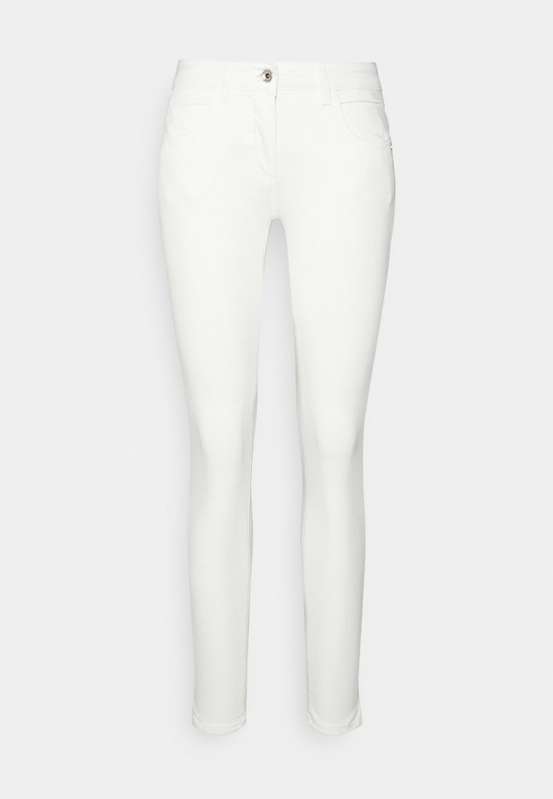 Jeans ajustados blancos hechos de denim suave, con cierre de botón, diseño de cinco bolsillos y líneas limpias sin patrones visibles ni desgastes.