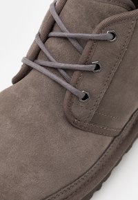 UGG NEUMEL - Botins de atacadores - charcoal