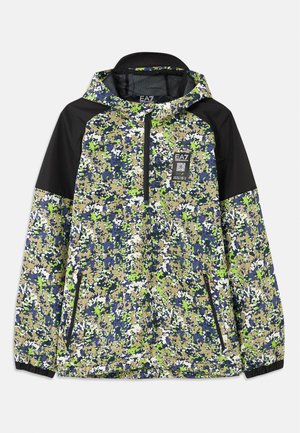 Striukė su kapišonu ir pusiau užtrauktuku, su mėlynos, žalios, baltos ir smėlio spalvos maskuojančiu raštu, juodais peties įdėklais ir užtrauktukais uždarytomis priekinių kišenėmis.