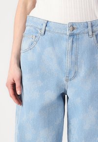 Mads Nørgaard ART CHRISTEL  - Calças de ganga de corte relaxado - light denim