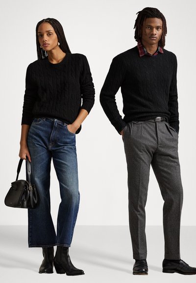 Μαύρος πλεχτός σκούφος, μπλε ψηλόμεσα τζιν και μαύρες μπότες μέχρι τον αστράγαλο στα αριστερά. Γκρι κομμένα παντελόνια και πουκάμισο με καρό κολάρο στα δεξιά.