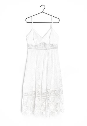 Biała koronkowa sukienka z cienkimi ramiączkami, dekoltem w kształcie litery V, dopasowaną górą i warstwową spódnicą z kwiatowymi wzorami oraz koronkowymi wykończeniami.