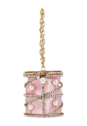 Różowa cylindryczna torebka z satyny zdobiona spiralami z kryształków i pereł, wyposażona w złoty łańcuszek oraz górną krawędź wysadzaną kryształkami.