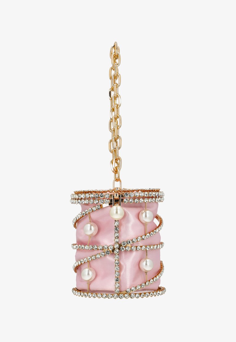 Roze satijnen cilindervormige handtas versierd met strass spiralen en parels, met een gouden kettingriem en een bovenrand bezet met strass.