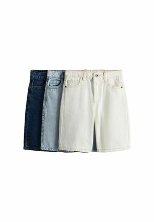 Trei perechi de pantaloni scurți din denim în albastru închis, albastru deschis și alb, aranjate suprapuse pe un fundal alb.
