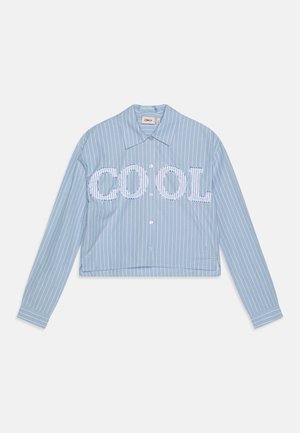 Hele sinine pika varrukaga nööbitav särk valgete vertikaalsete triipudega ja rinnale valge ning sinise tikkega kirjaga "CO:OL".