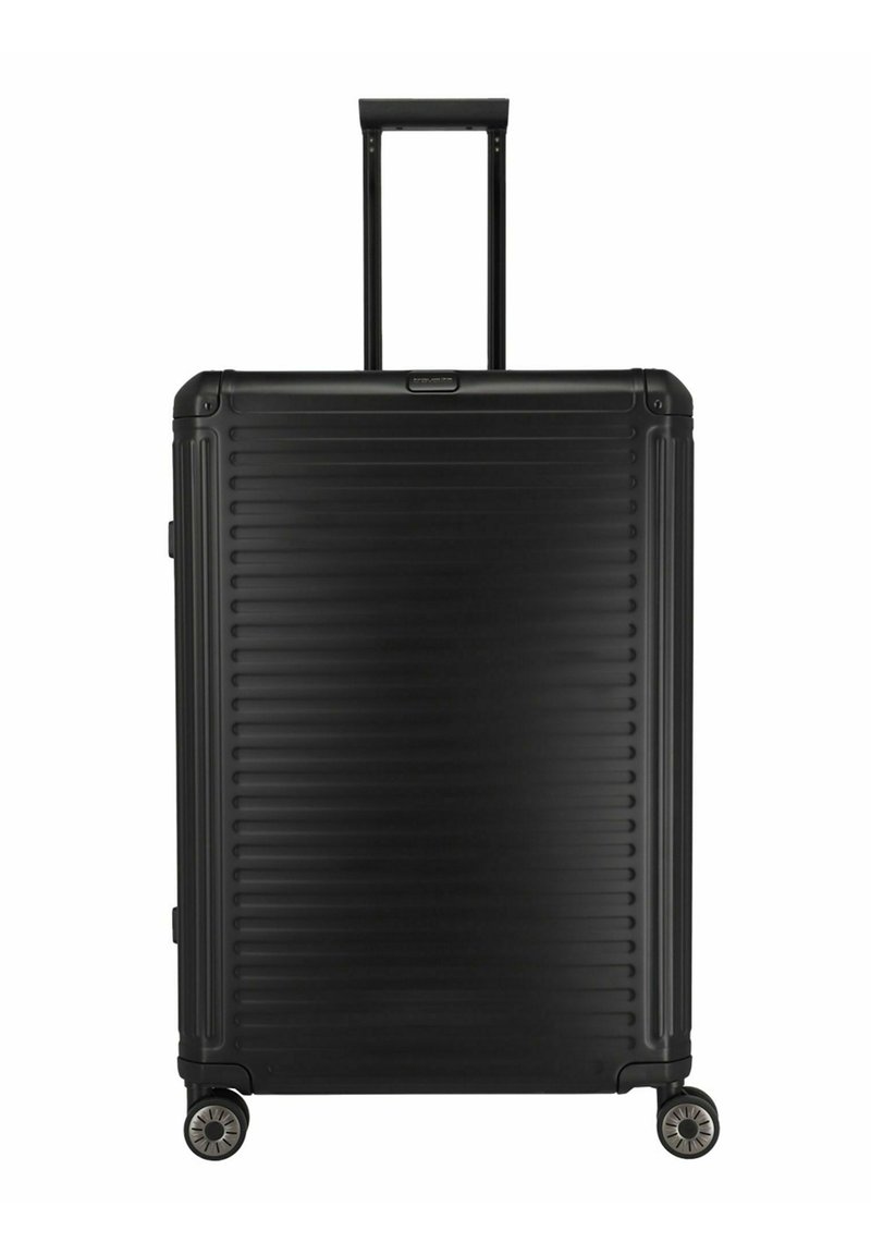 Schwarzer Hartschalenkoffer mit gerippter Oberfläche, ausziehbarem Griff, vier Rädern und Eckenverstärkungen für erhöhte Langlebigkeit.