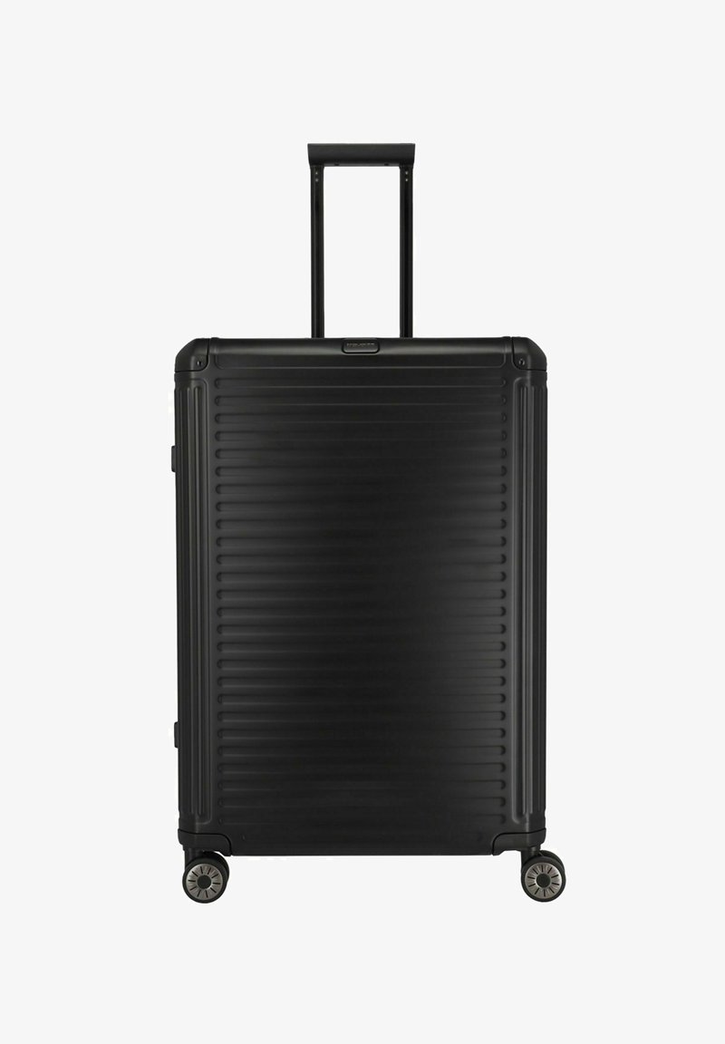 Schwarzer Hartschalenkoffer mit gerippter Oberfläche, ausziehbarem Griff, vier Rädern und Eckenverstärkungen für erhöhte Langlebigkeit.