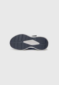 Semelle de sneaker bleu foncé et grise avec du caoutchouc texturé pour une meilleure adhérence, arborant un logo blanc et un motif de semelle distinct.
