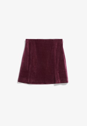 Kurzer Samtrock in dunklem Burgunderrot mit leichtem Überlappung vorne, flachem Bund und glatter Textur auf weißem Hintergrund.