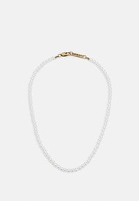 Colar de pérolas com pérolas brancas redondas e fecho em ouro. O design é simples e consiste em pérolas espaçadas uniformemente.