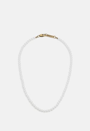 Collier en perles comprenant des perles blanches rondes avec un fermoir en or. Le design est simple et se compose de perles espacées uniformément.