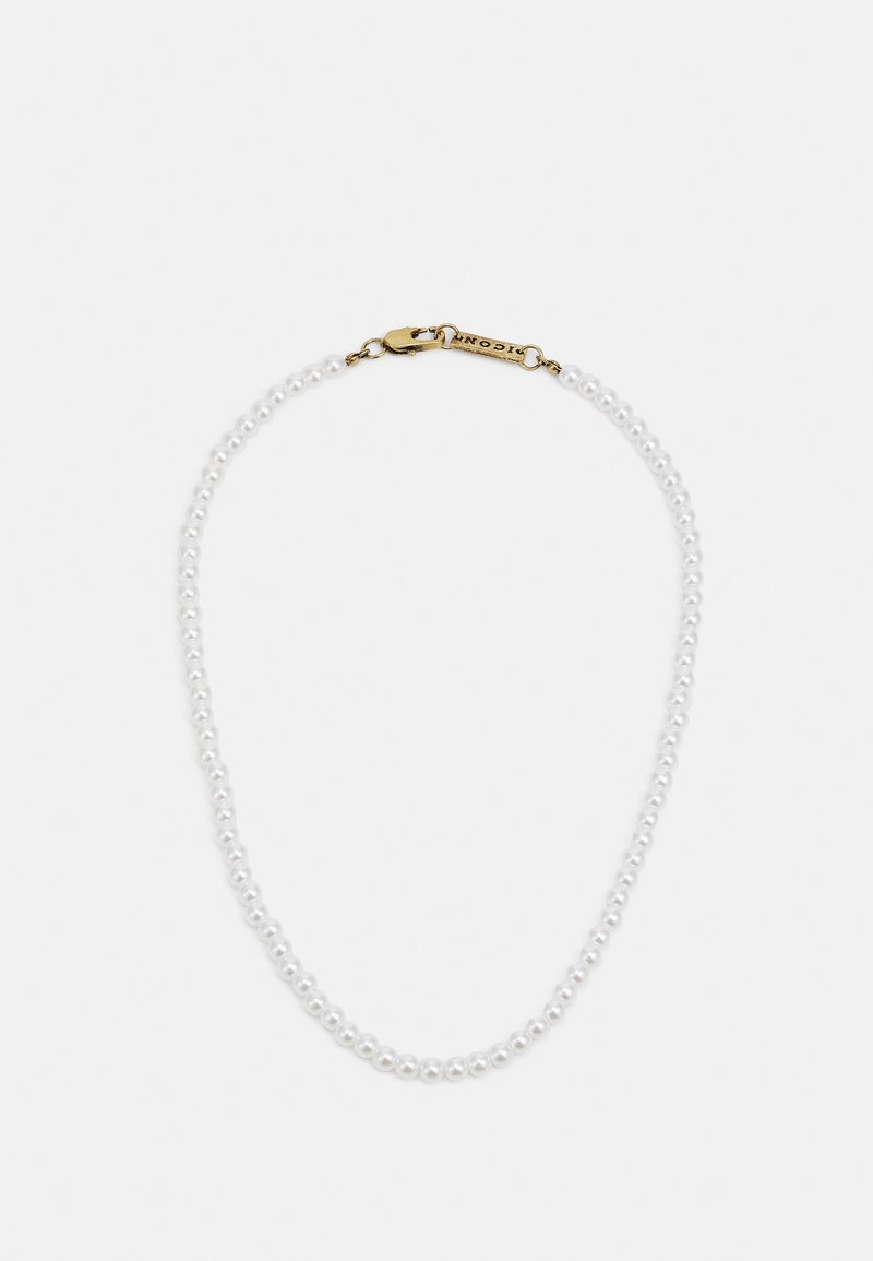 Colar de pérolas com pérolas brancas redondas e fecho em ouro. O design é simples e consiste em pérolas espaçadas uniformemente.