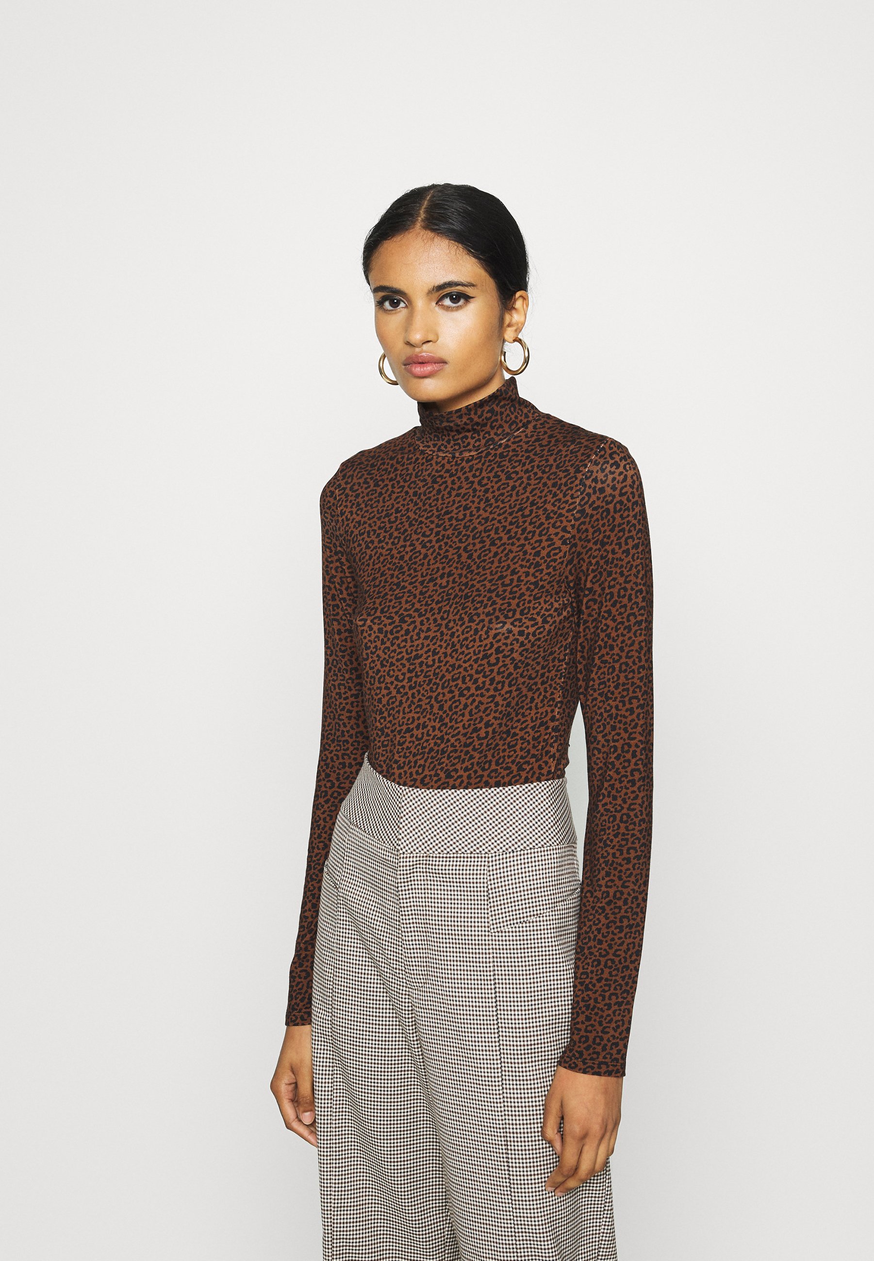 Gina Tricot DORSIA Topper langermet brownblack Zalando.no Gina Tricot DORSIA - Topper langermet - black/orange