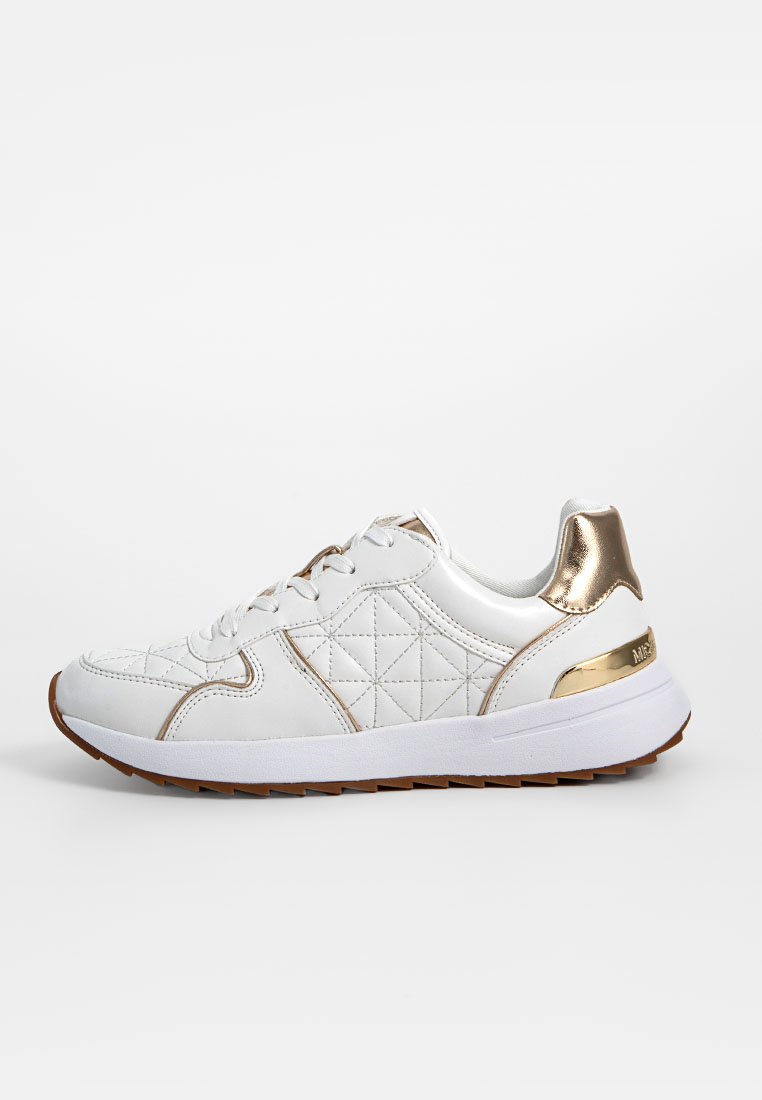 Sneaker bianco con pannelli laterali trapuntati, dettagli metallici dorati sul tallone e sul bordo, suola bianca e battistrada marrone, mostrato in profilo sinistro.
