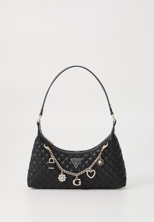 Crna kviltana torba s zakrivljenom ručkom, koja sadrži zlatne hardverske detalje i dekorativne privjeske, uključujući slova i cvjetne uzorke.