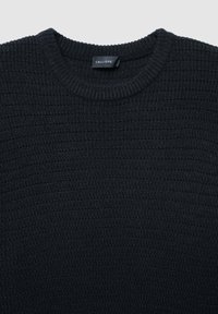 Schwarzer, gestrickter Pullover mit rundem Halsausschnitt und texturiertem, geripptem Muster. Etikett liest "CALLIOPE." Weicher Stoff und mittlere Dicke.