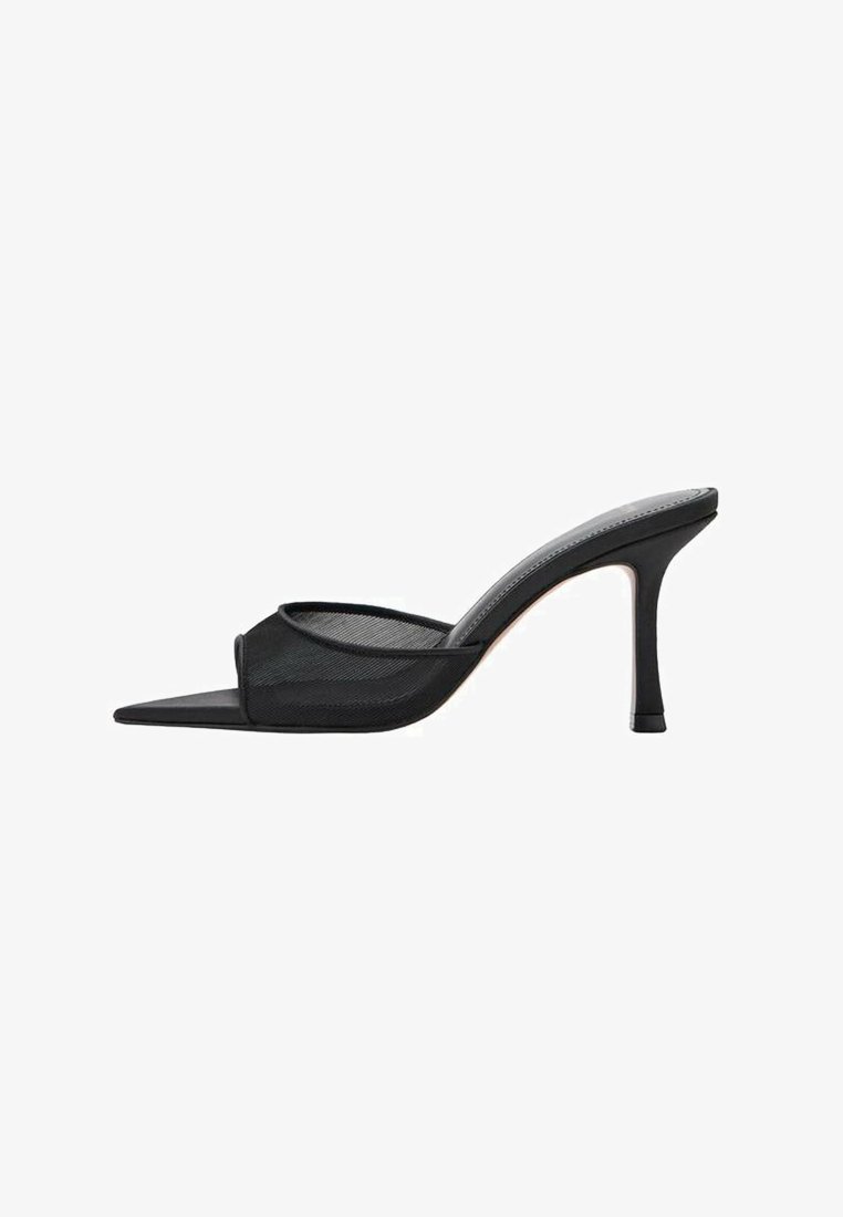 Sandale à talon haut noire avec un bout pointu, une tige en mesh et un design élégant. Dotée d'un talon stilettos fin et d'un dos ouvert.