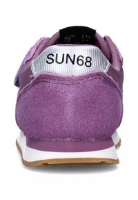 Sneakers viola in suede con un retro testurizzato, dotate di un'etichetta argento con la scritta "SUN68". Suola bianca e suola in gomma naturale.
